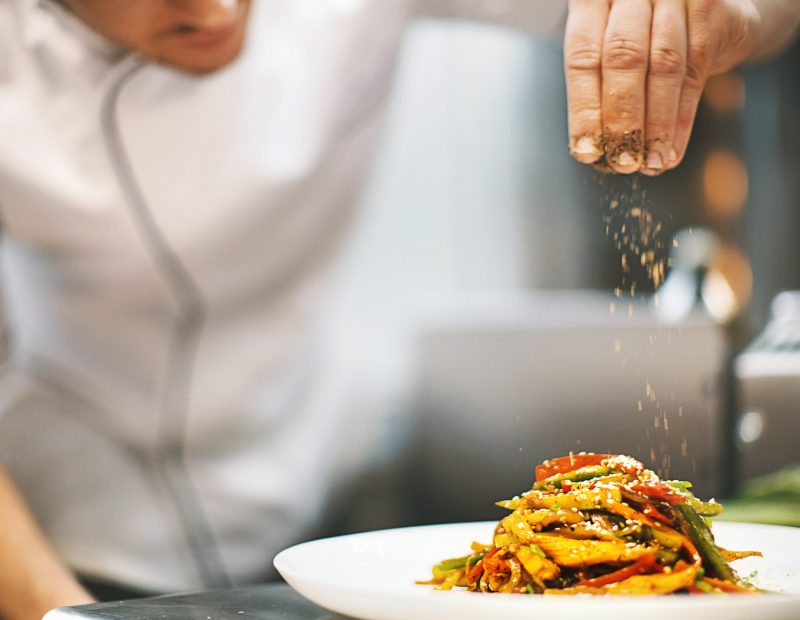 chef che prepara piatto vegetariano vegano aggiungendo spezie - tognana professional blog