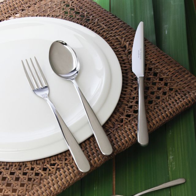 Stai cercando delle posate semplici, eleganti e di qualità per il tuo ristorante? 🍴⁣
Prova forchette, coltelli, cucchiai e cucchiaini della Linea Portovenere in resistente acciaio e dal design classico!
